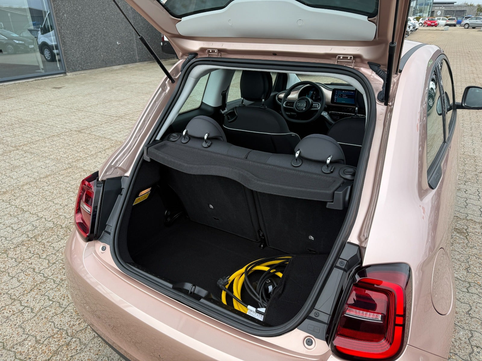 Grå Fiat 500e fra 2024