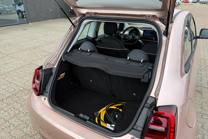 Grå Fiat 500e fra 2024