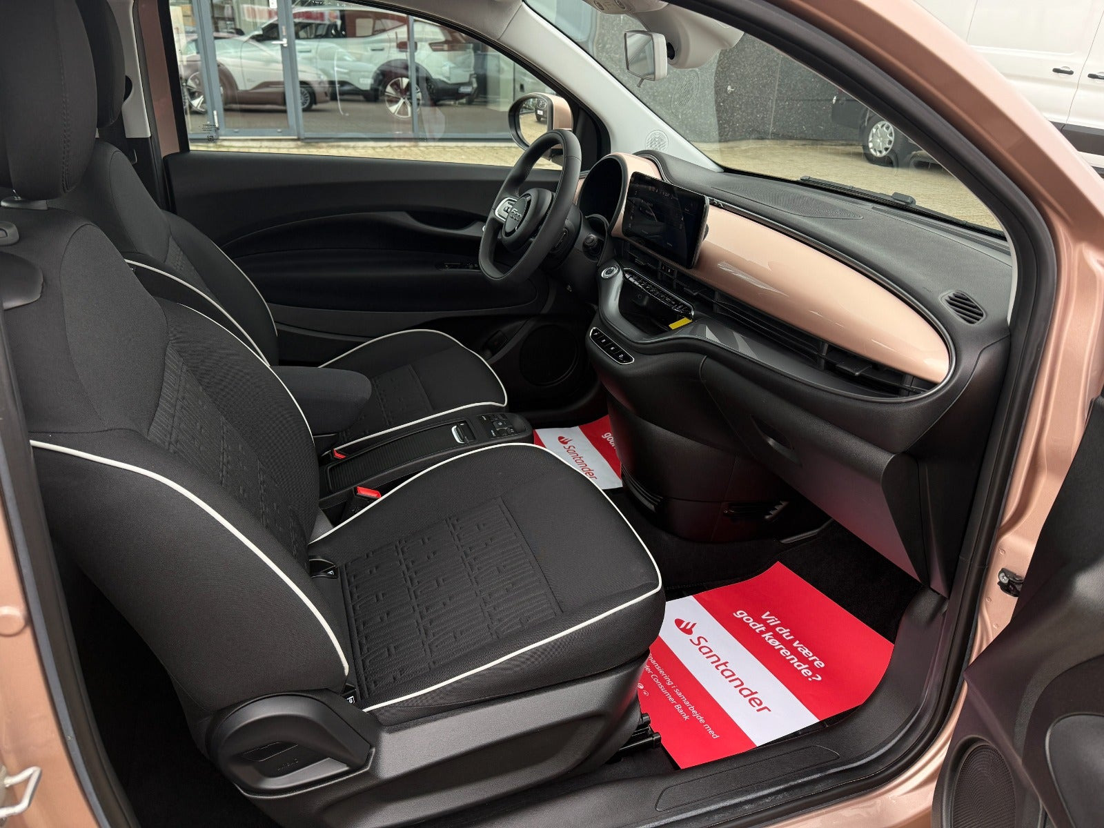 Grå Fiat 500e fra 2024