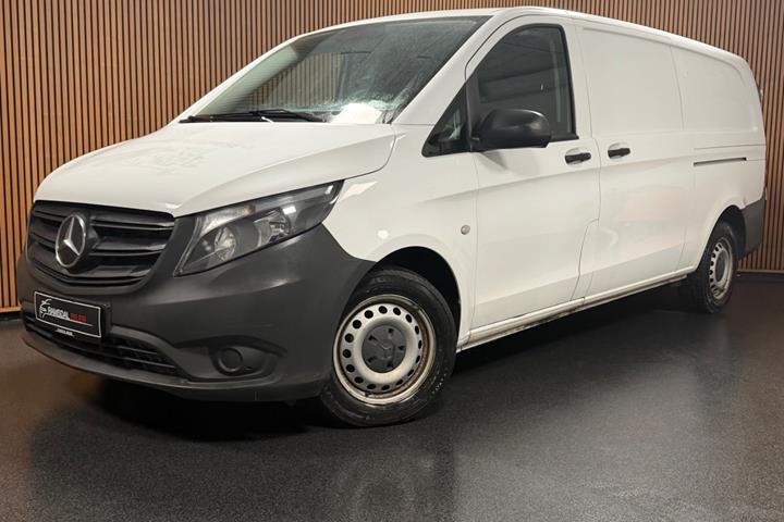 Hvid Mercedes Vito 114 fra 2022