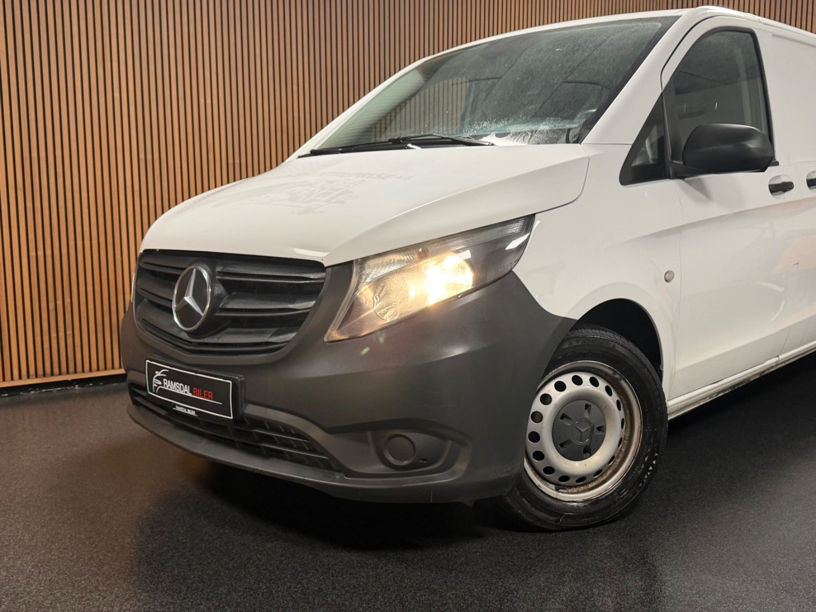 Hvid Mercedes Vito 114 fra 2022