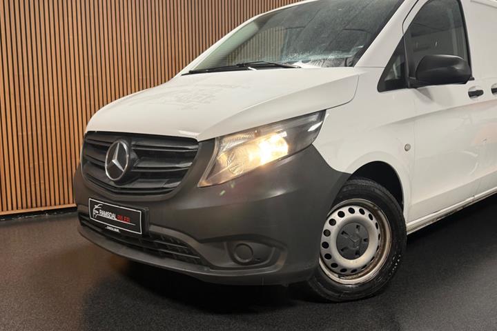 Hvid Mercedes Vito 114 fra 2022
