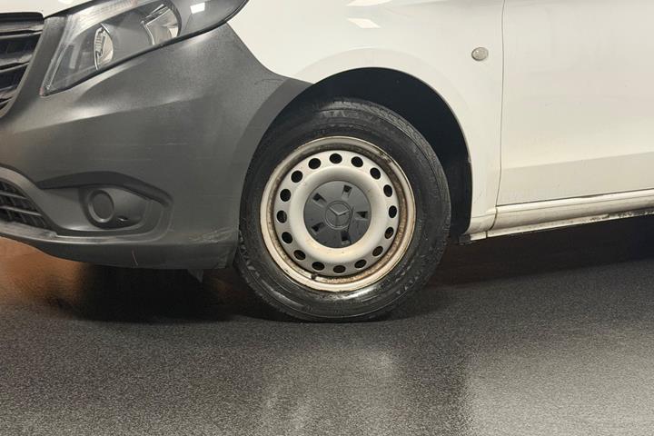 Hvid Mercedes Vito 114 fra 2022