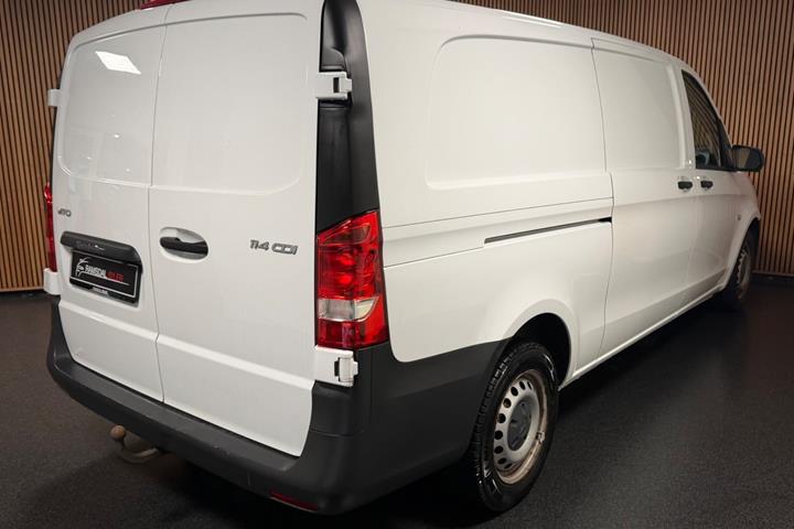 Hvid Mercedes Vito 114 fra 2022