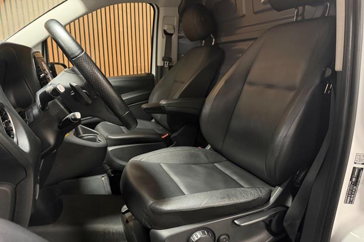 Hvid Mercedes Vito 114 fra 2022