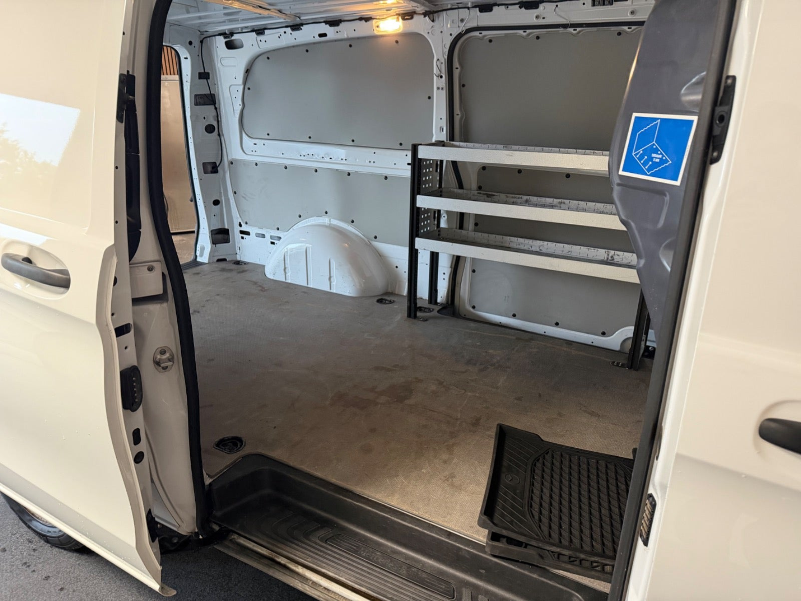 Hvid Mercedes Vito 114 fra 2022