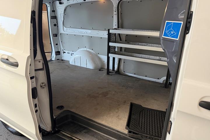 Hvid Mercedes Vito 114 fra 2022