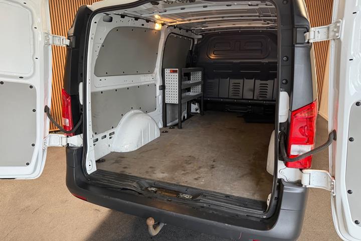 Hvid Mercedes Vito 114 fra 2022