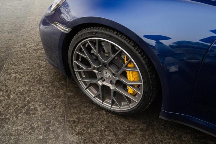 Blå Porsche 911 Carrera S fra 2019