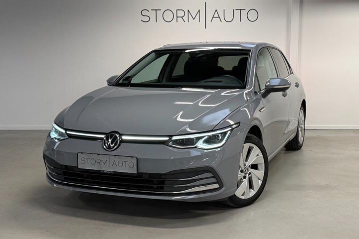 Grå VW Golf VIII fra 2020