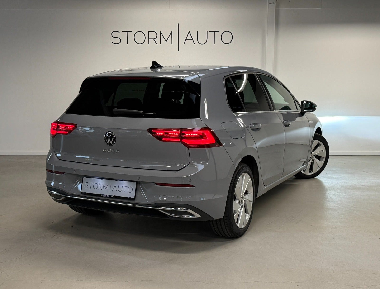 Grå VW Golf VIII fra 2020