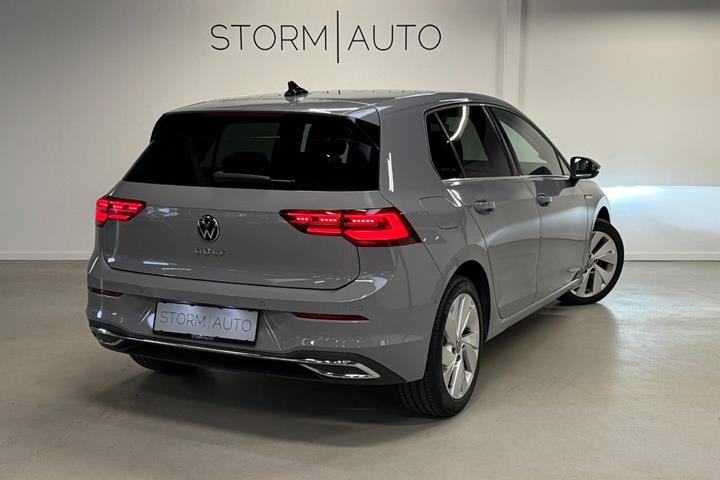 Grå VW Golf VIII fra 2020