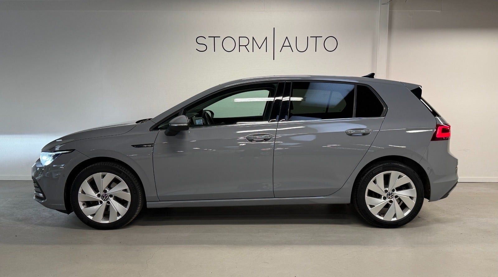 Grå VW Golf VIII fra 2020