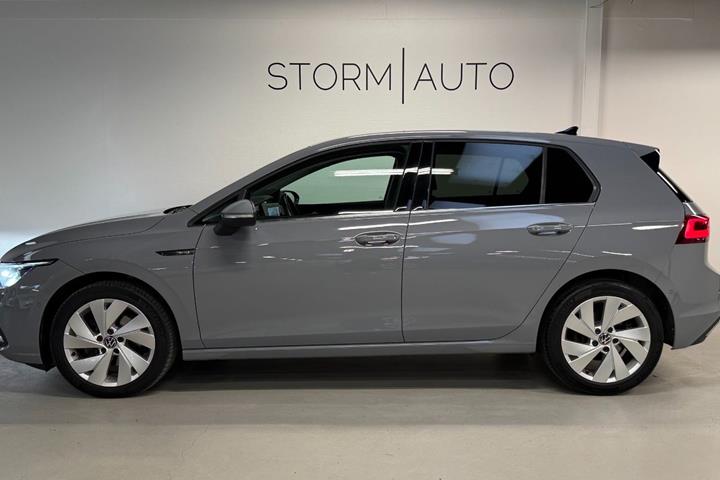 Grå VW Golf VIII fra 2020