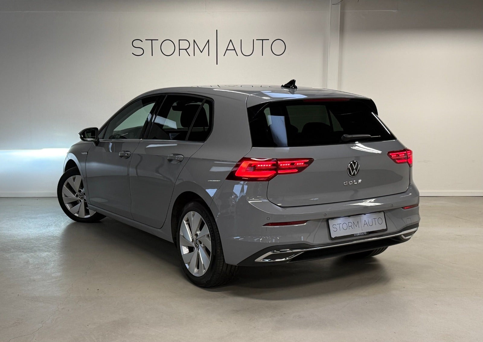 Grå VW Golf VIII fra 2020