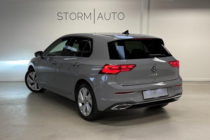 Grå VW Golf VIII fra 2020