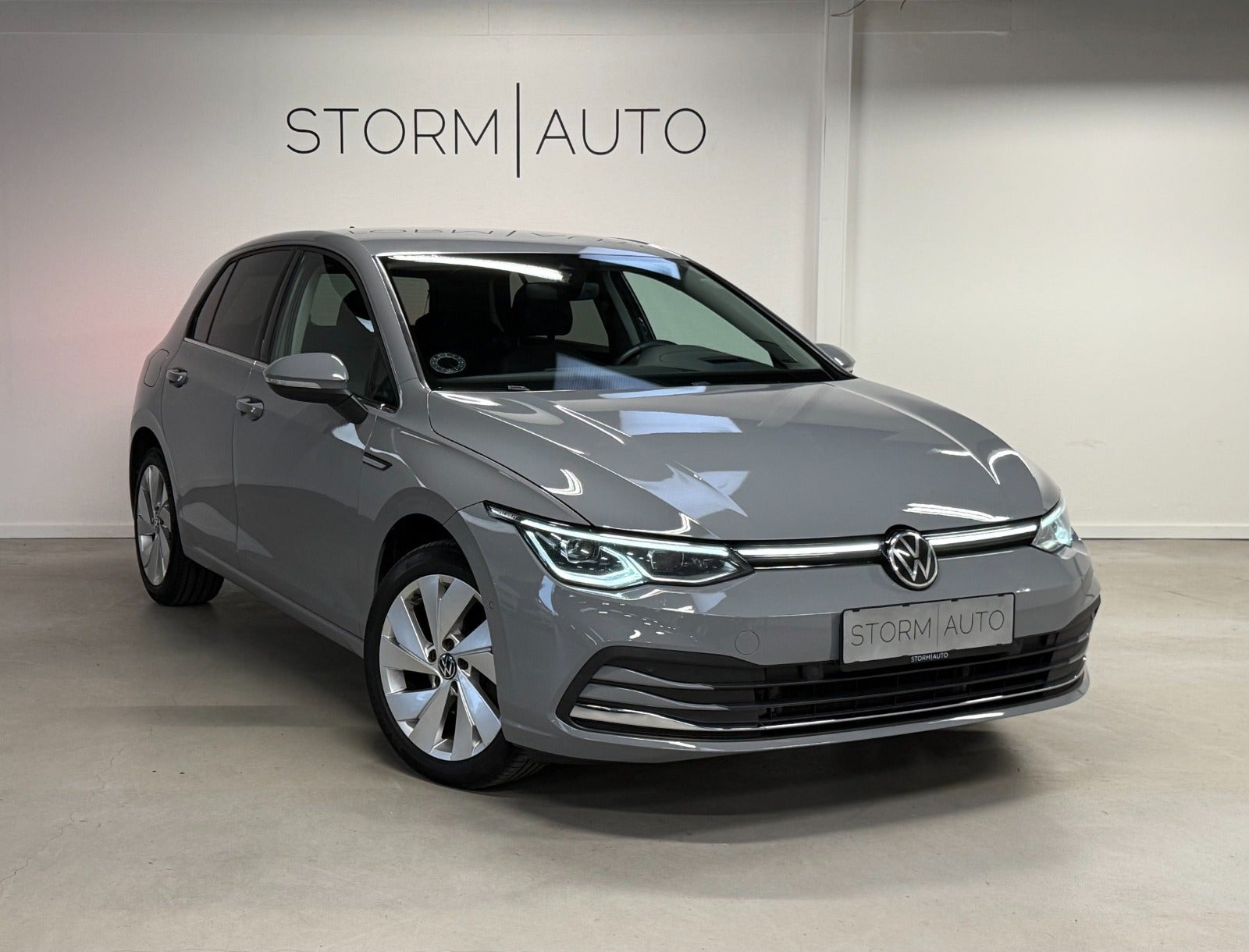 Grå VW Golf VIII fra 2020