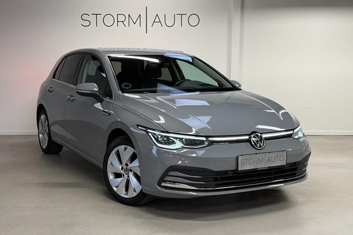Grå VW Golf VIII fra 2020