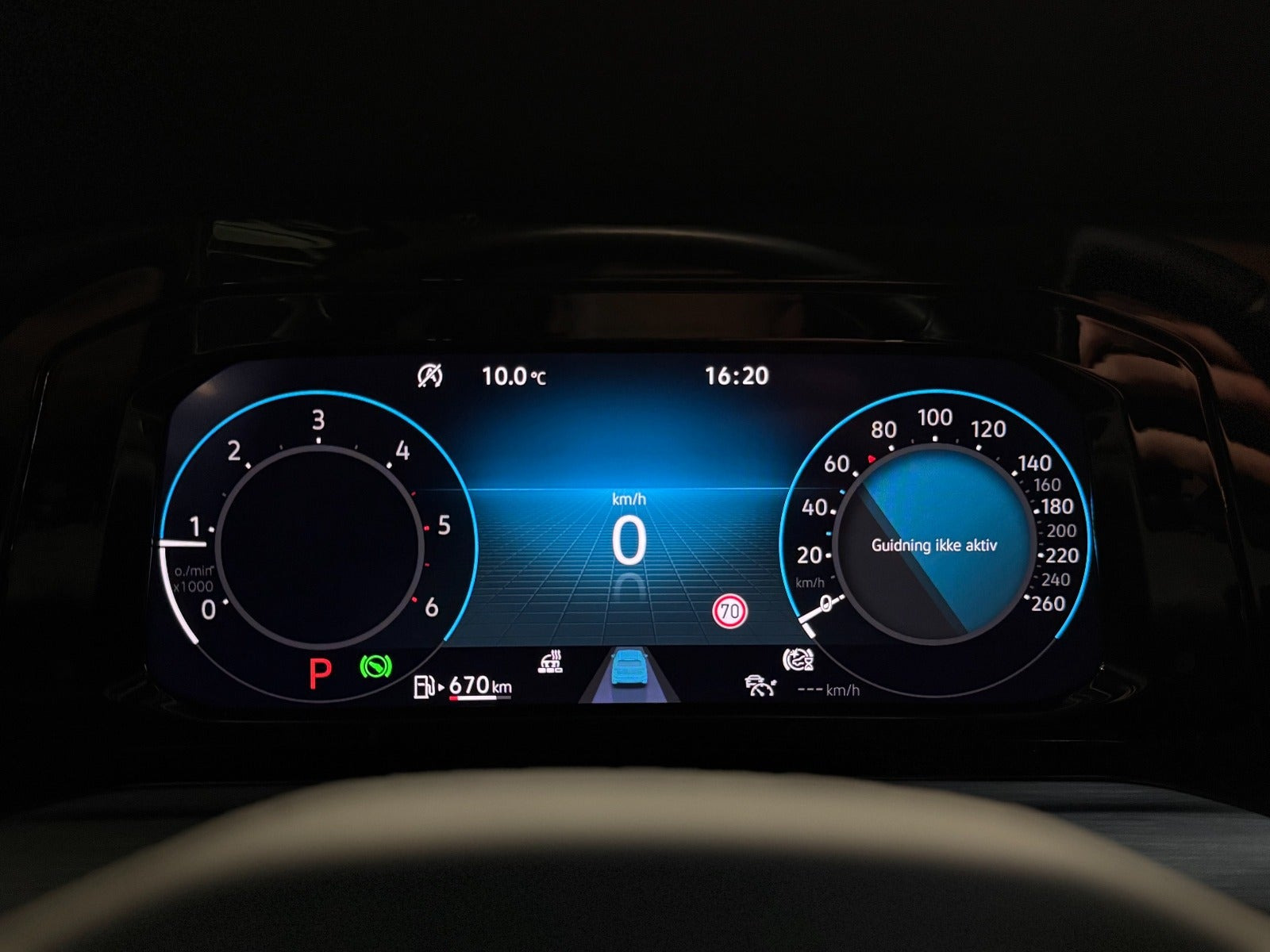 Grå VW Golf VIII fra 2020