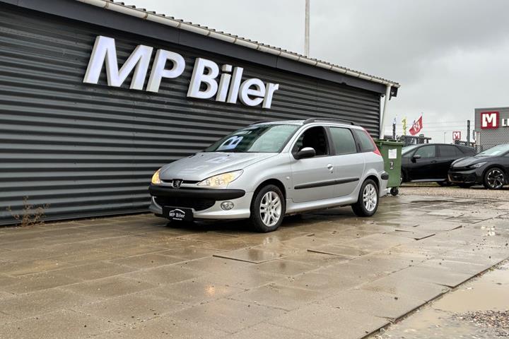 Sølv Peugeot 206 fra 2002