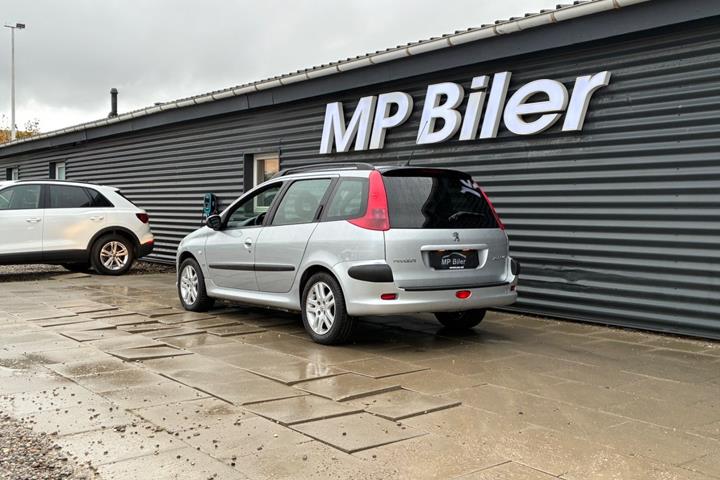 Sølv Peugeot 206 fra 2002