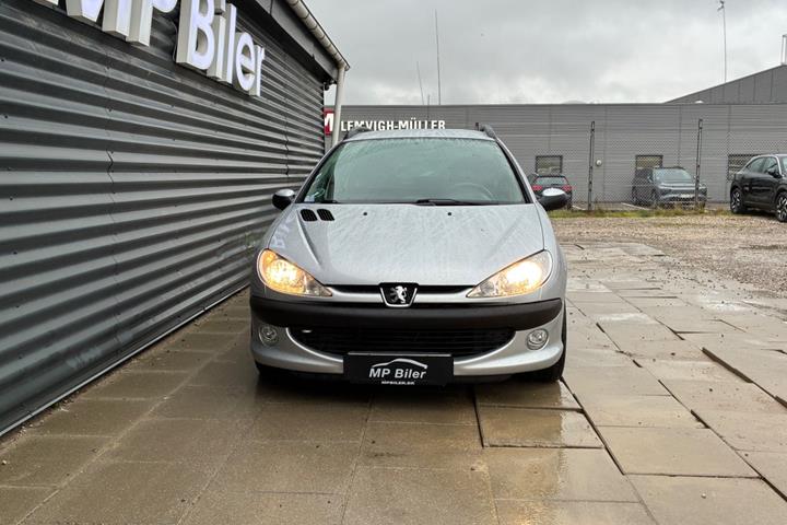Sølv Peugeot 206 fra 2002