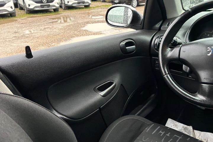Sølv Peugeot 206 fra 2002