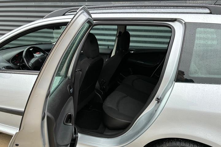 Sølv Peugeot 206 fra 2002