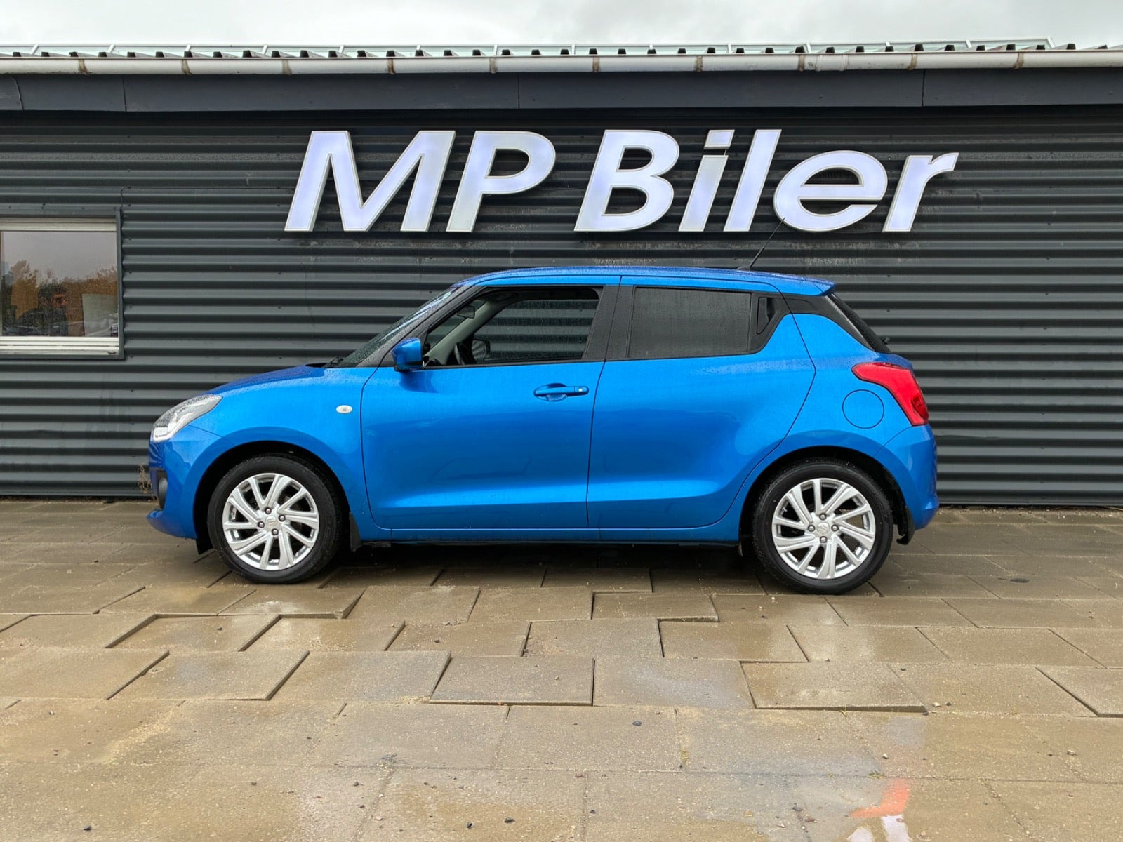 Blå Suzuki Swift fra 2024