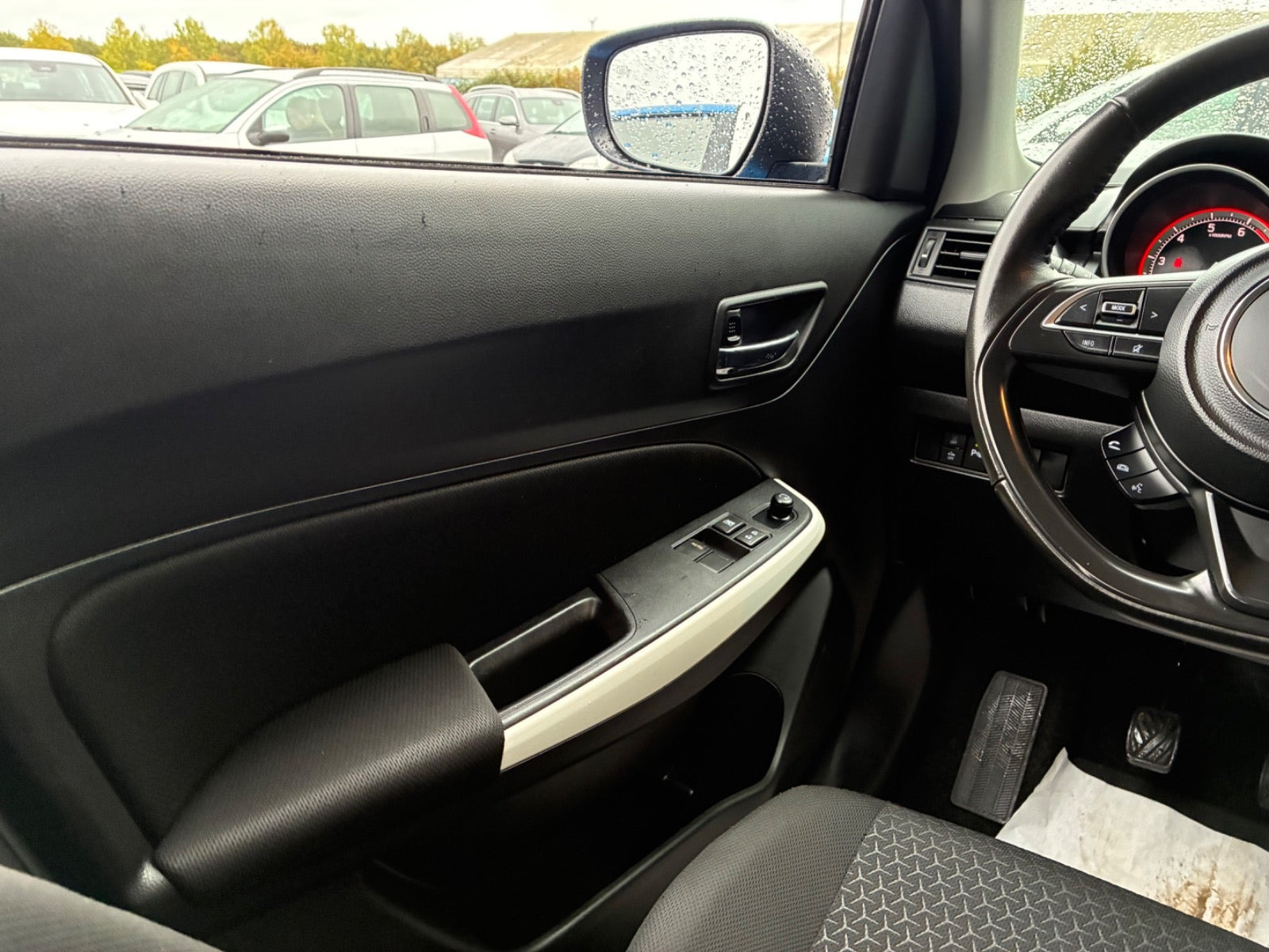 Blå Suzuki Swift fra 2024
