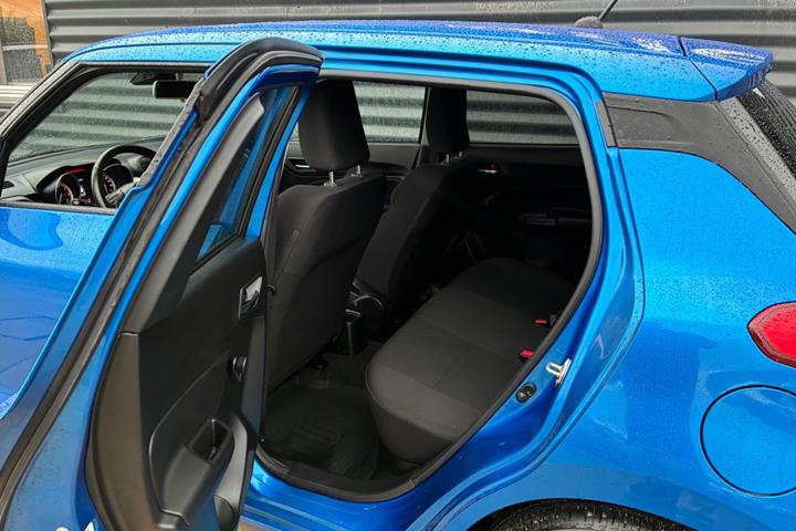 Blå Suzuki Swift fra 2024