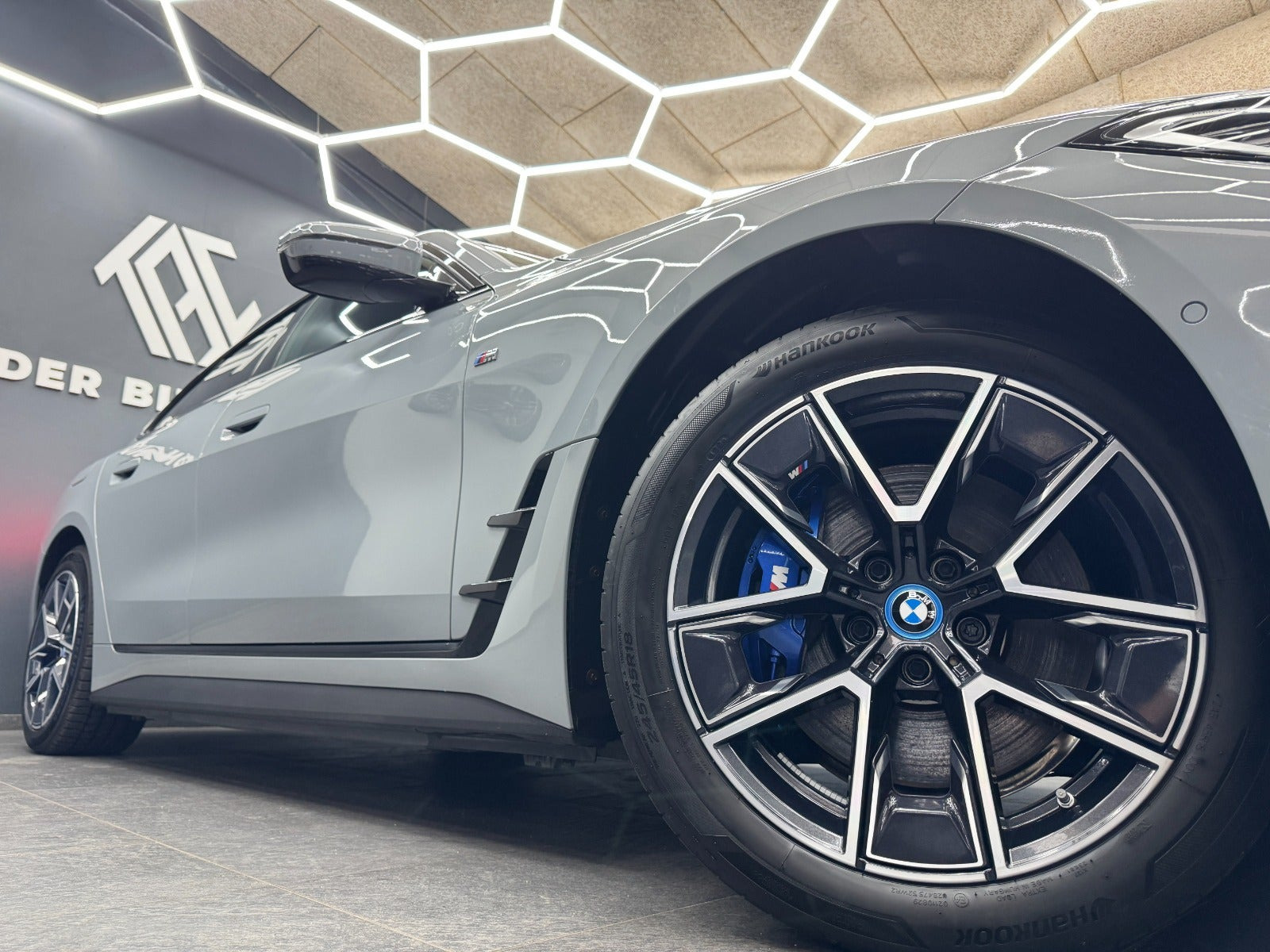 Grå BMW i4 fra 2024