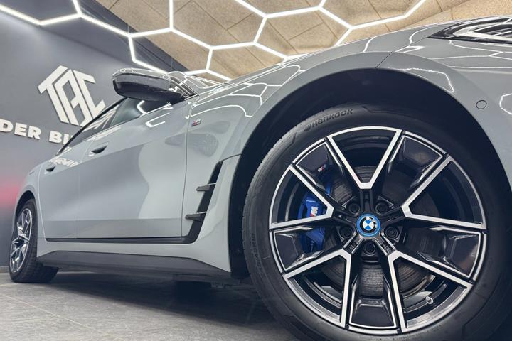 Grå BMW i4 fra 2024