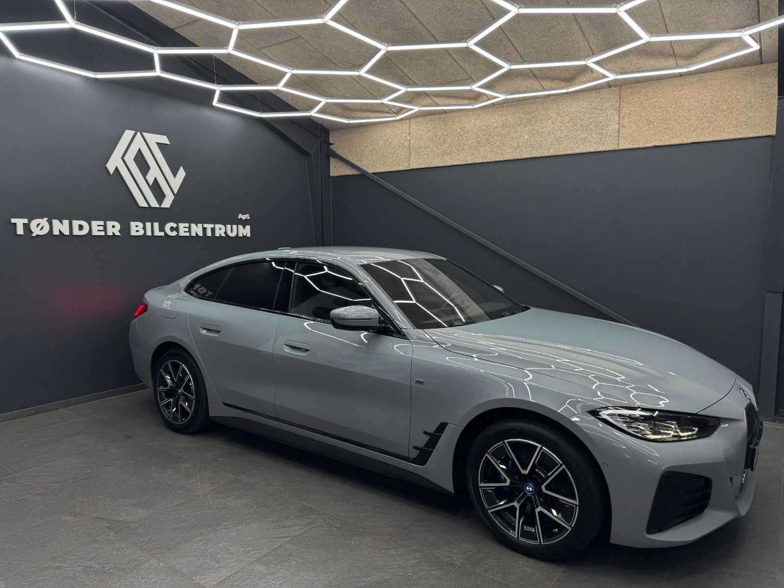 Grå BMW i4 fra 2024