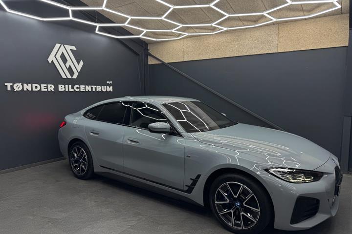 Grå BMW i4 fra 2024