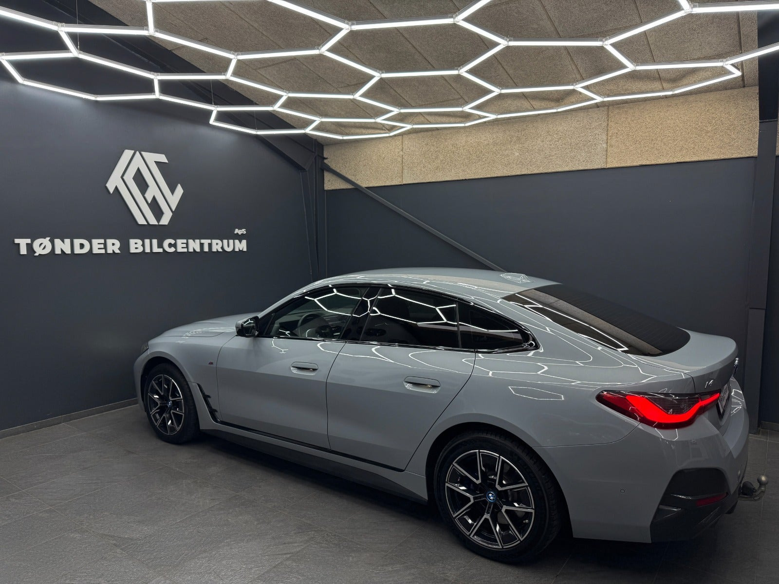 Grå BMW i4 fra 2024