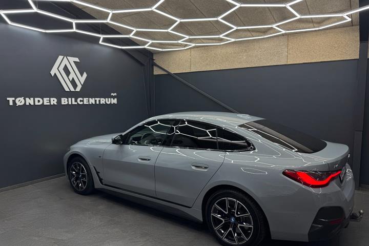 Grå BMW i4 fra 2024