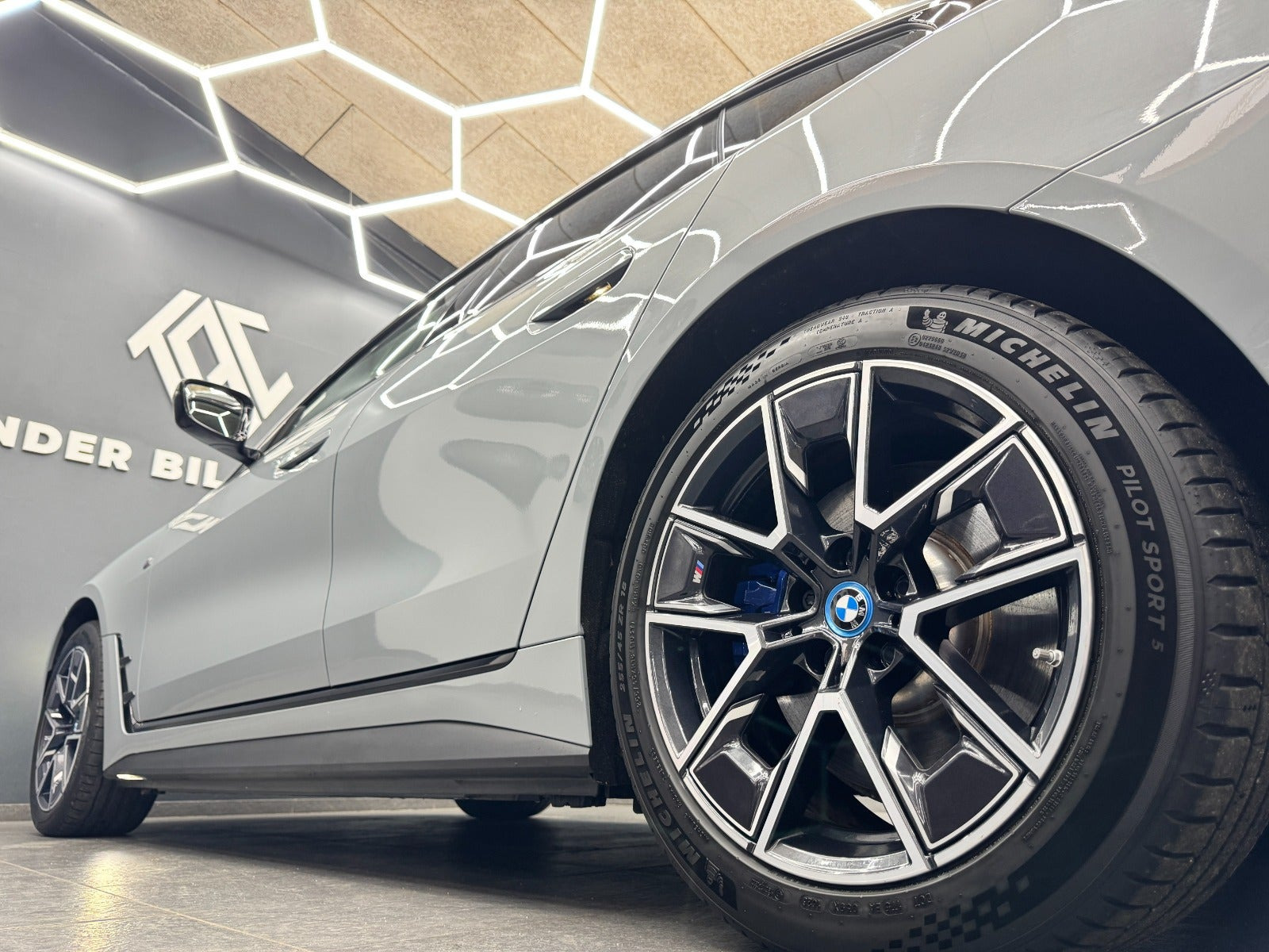 Grå BMW i4 fra 2024