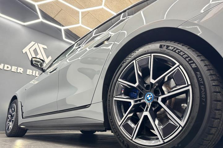 Grå BMW i4 fra 2024