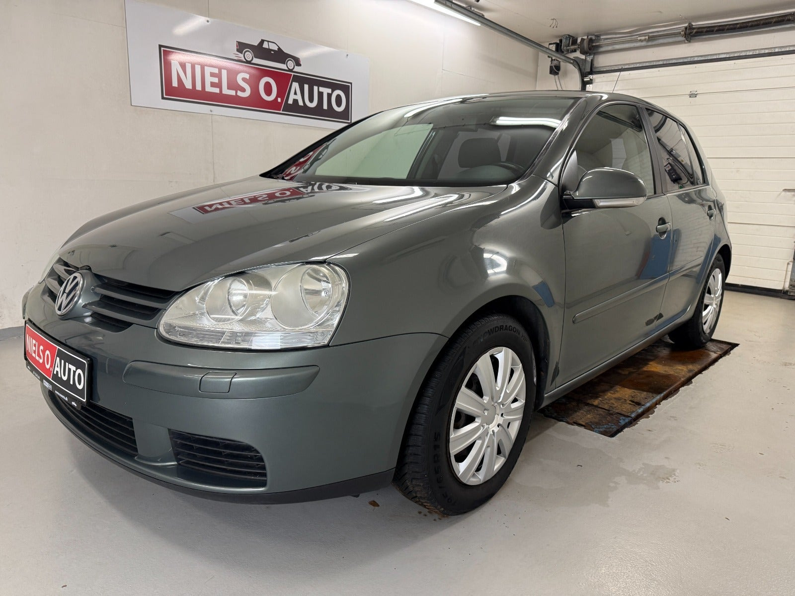 Grå VW Golf V fra 2006