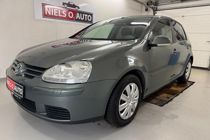 Grå VW Golf V fra 2006