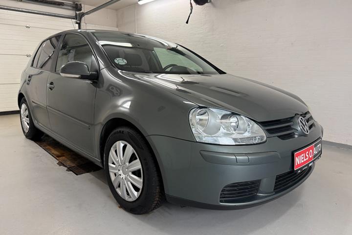Grå VW Golf V fra 2006