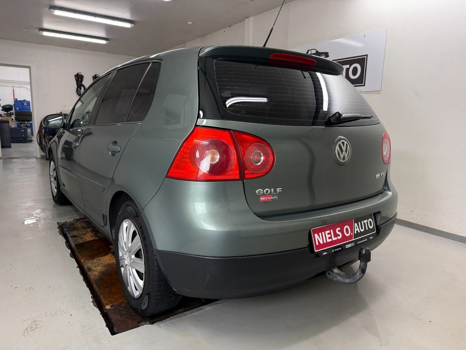 Grå VW Golf V fra 2006