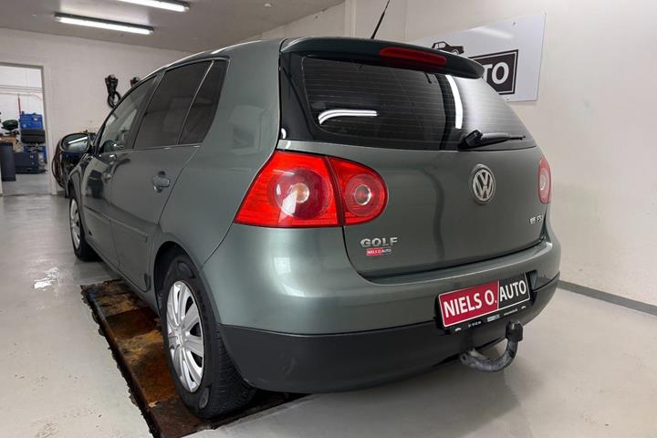 Grå VW Golf V fra 2006