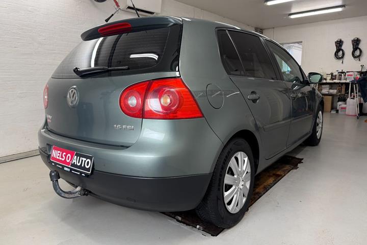Grå VW Golf V fra 2006