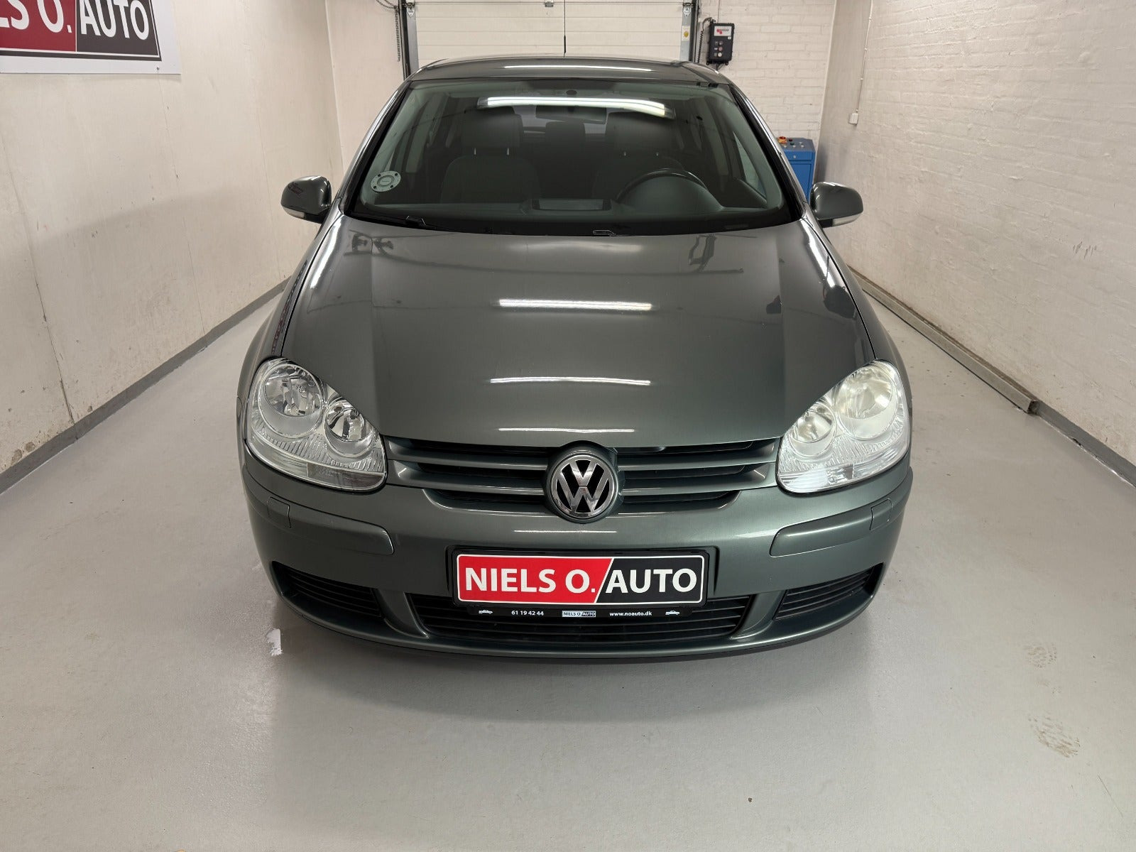 Grå VW Golf V fra 2006