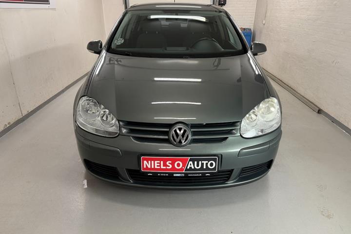 Grå VW Golf V fra 2006