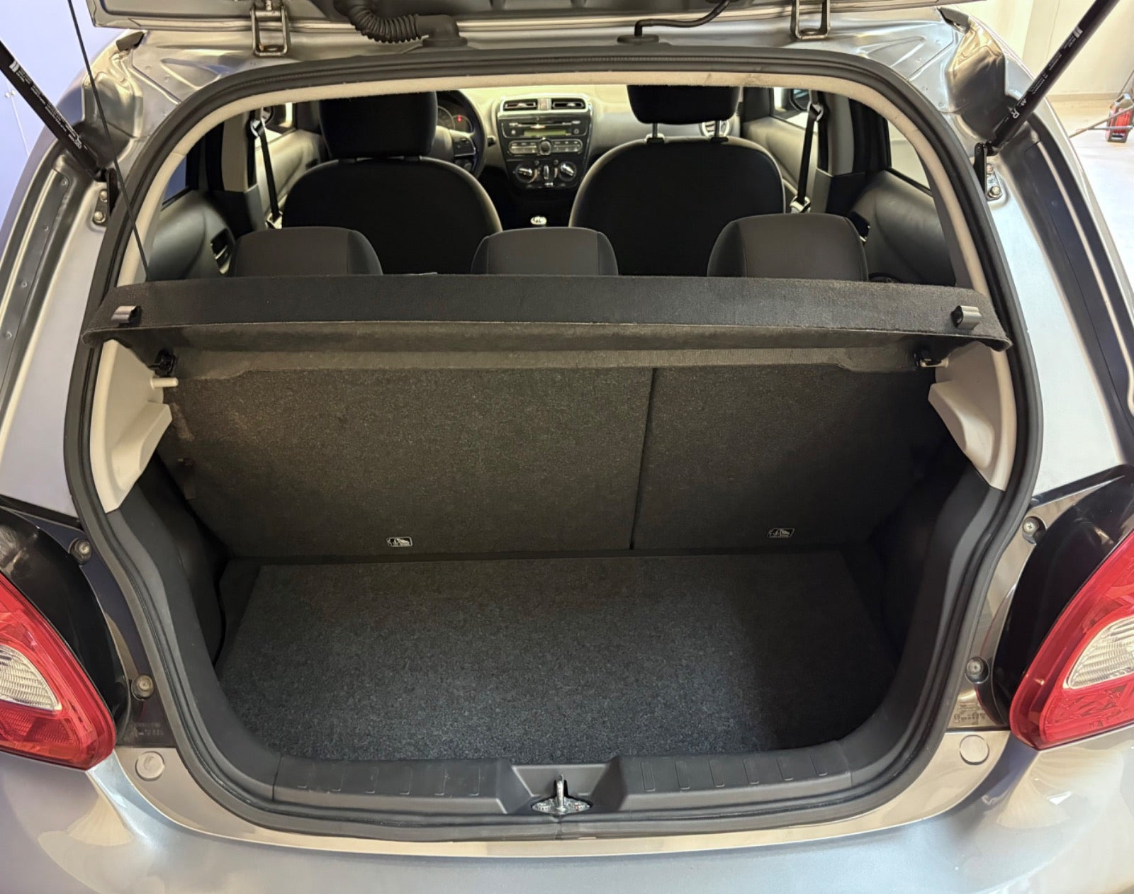 Sølv Mitsubishi Space Star fra 2019