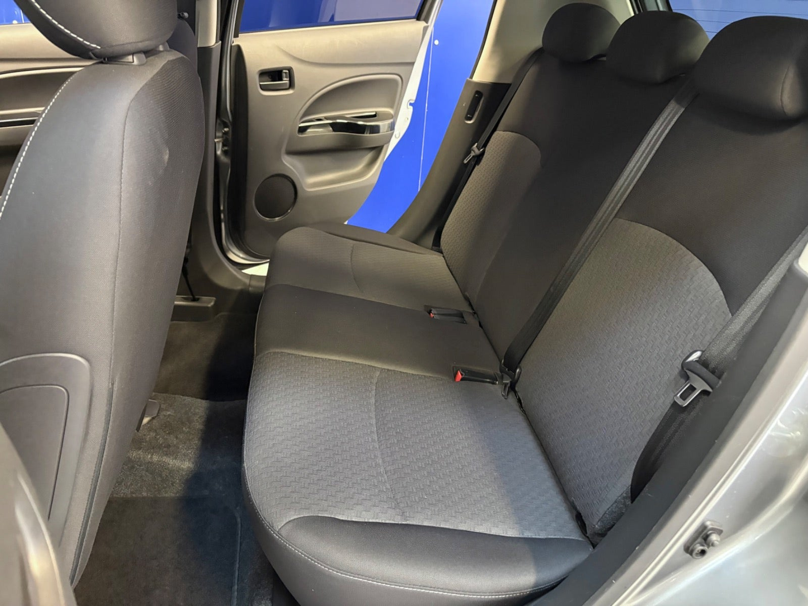 Sølv Mitsubishi Space Star fra 2019