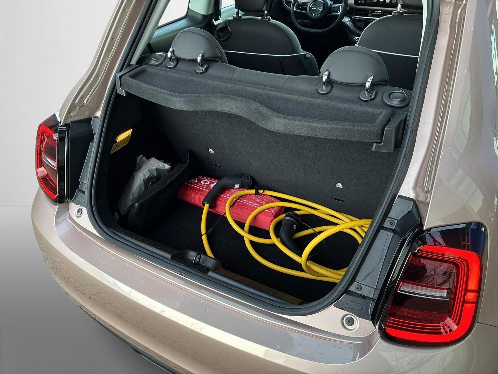 Pink Fiat 500e fra 2023
